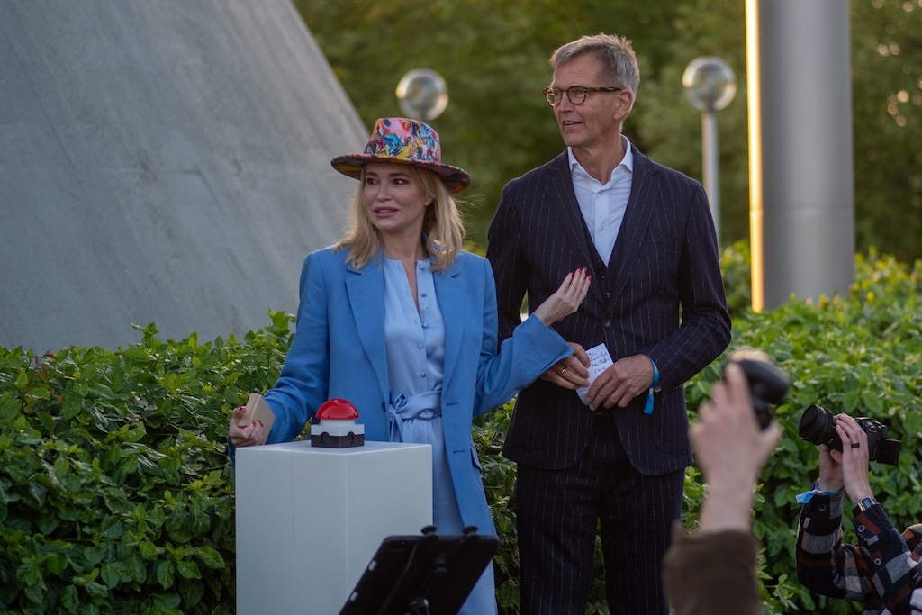 Elena Panknin und Bürgermeister Josef Hinkel drücken den Startknopf @ LB / Olaf Oidtmann Elena Panknin und Bürgermeister Josef Hinkel drücken den Startknopf @ LB / Olaf Oidtmann