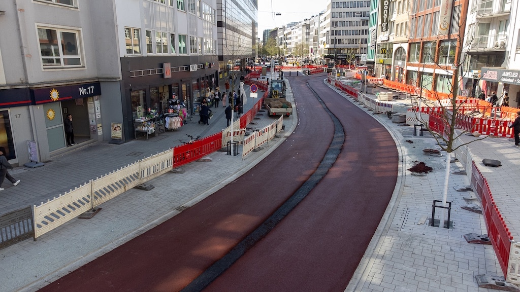 Erstmals wurde in der Landeshauptstadt auf einer Fahrradstraße flächendeckend roter Asphalt verwendet. Die Bauarbeiten zum Ausbau des Radhauptwegenetzes im Teilstück "Am Wehrhahn" gehen jetzt in die finale Phase. © Landeshauptstadt Düsseldorf/Uwe Schaffmeister