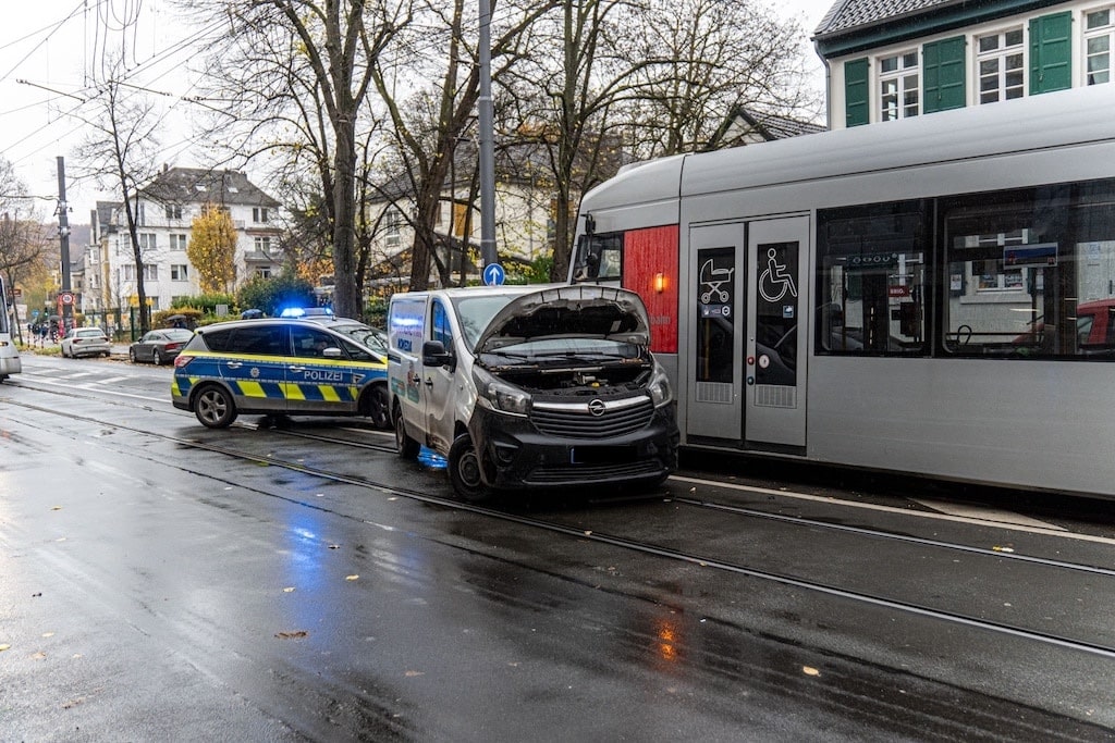 Verkehrsunfall in Holthausen – Pkw kollidiert mit Straßenbahn – Eine schwer verletzte Person