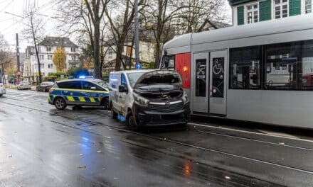 Düsseldorf-Rath: Pkw bei Abbiegemanöver von Straßenbahn erfasst – Fahrerin schwer verletzt