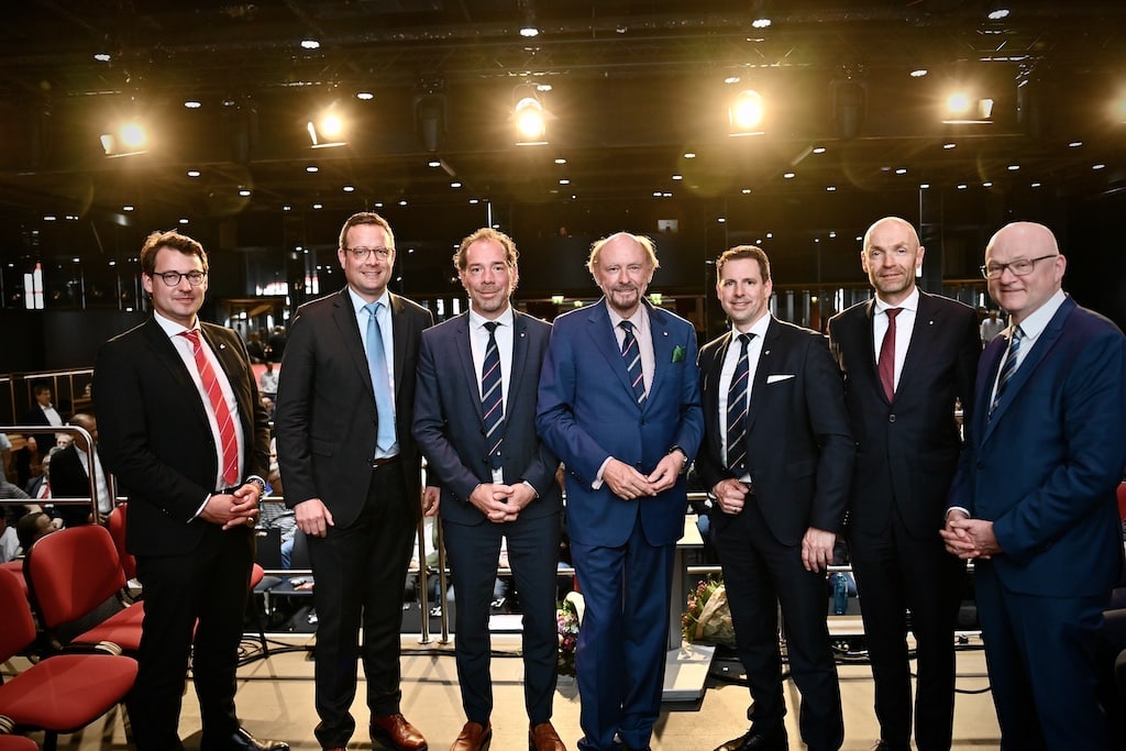 Der neue Vorstand: Maximilian Schönauer, Jan Hallen, David Mondt, Dr. Reinhold Hahlhege, Timo Greiner, Ilmhart Kühn und Ralf Wagner © Lokalbüro