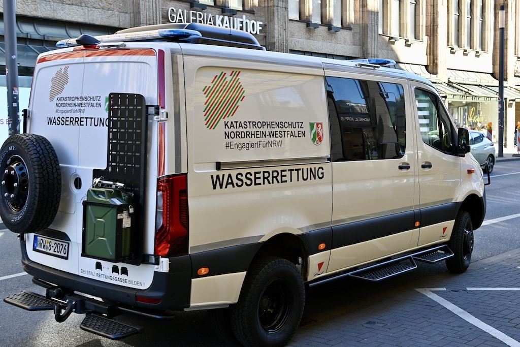 Katastrophenschutz rüstet weiter auf: Minister Reul übergibt neue Fahrzeuge an die Wasserrettung