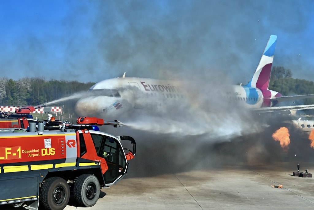 Realitätsnahe Übung am Flughafen Düsseldorf: Bei „Victor 2025“ simulierten Einsatzkräfte eine Kollision auf dem Vorfeld – ein komplexes Szenario zur Vorbereitung auf den Ernstfall. © Lokalbüro