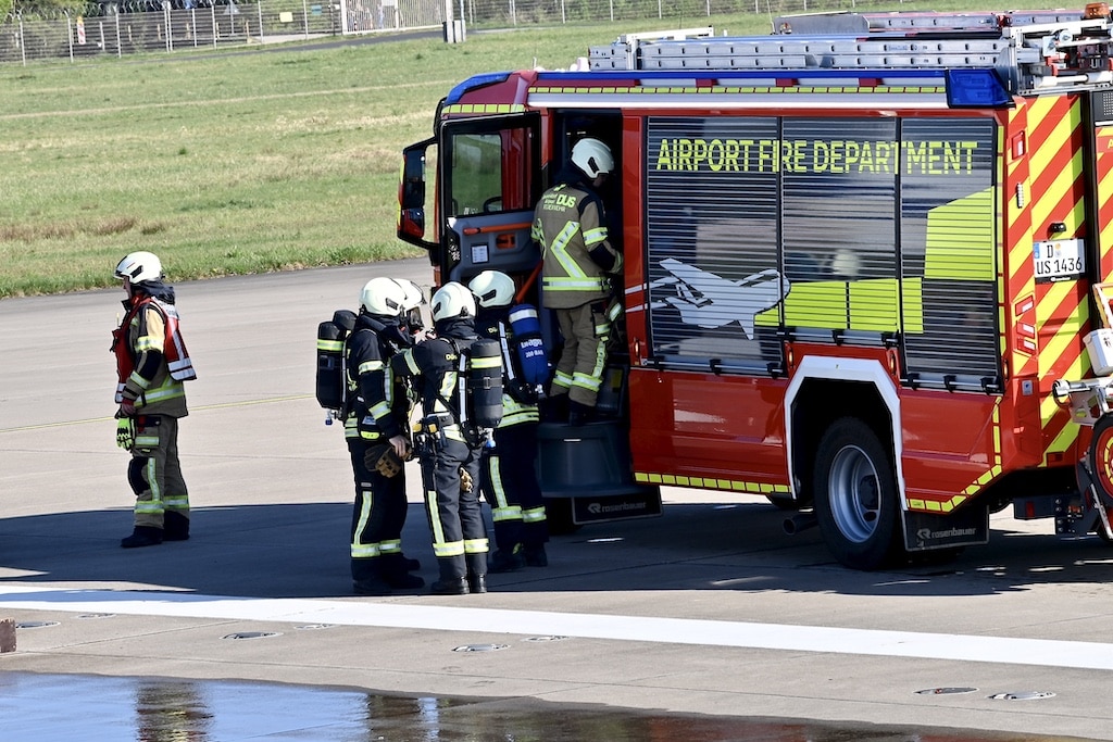 Schlagkräftiges Zusammenspiel: Großübung „Victor 2025“ simuliert Flugzeugkollision am Düsseldorfer Flughafen