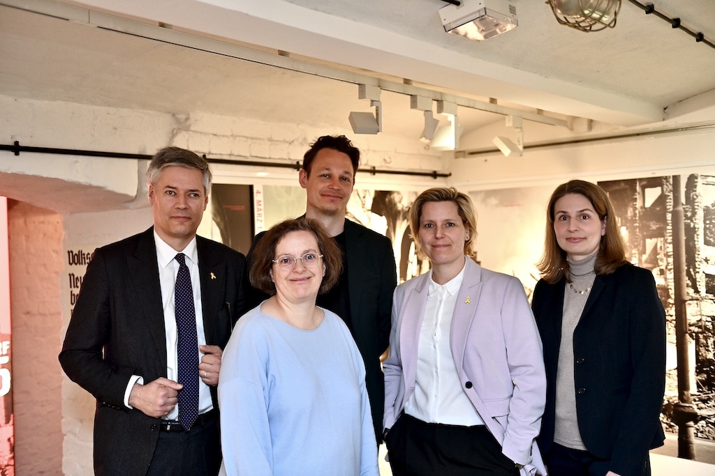 Die Kuratorinnen und Kuratoren Dr. Bastian Fleermann (l.), Leiter der Mahn- und Gedenkstätte, Hildegard Jakobs (2.v.l.), stellvertretende Leiterin der Mahn- und Gedenkstätte, Astrid Hirsch-von Borries (2.v.r.), Dr. Andrea Ditchen (r.) und Jona Winstroth haben die neue Ausstellung "Düsseldorf 1945. ÜberLeben in der Stadt" vorgestellt. © Lokalbüro