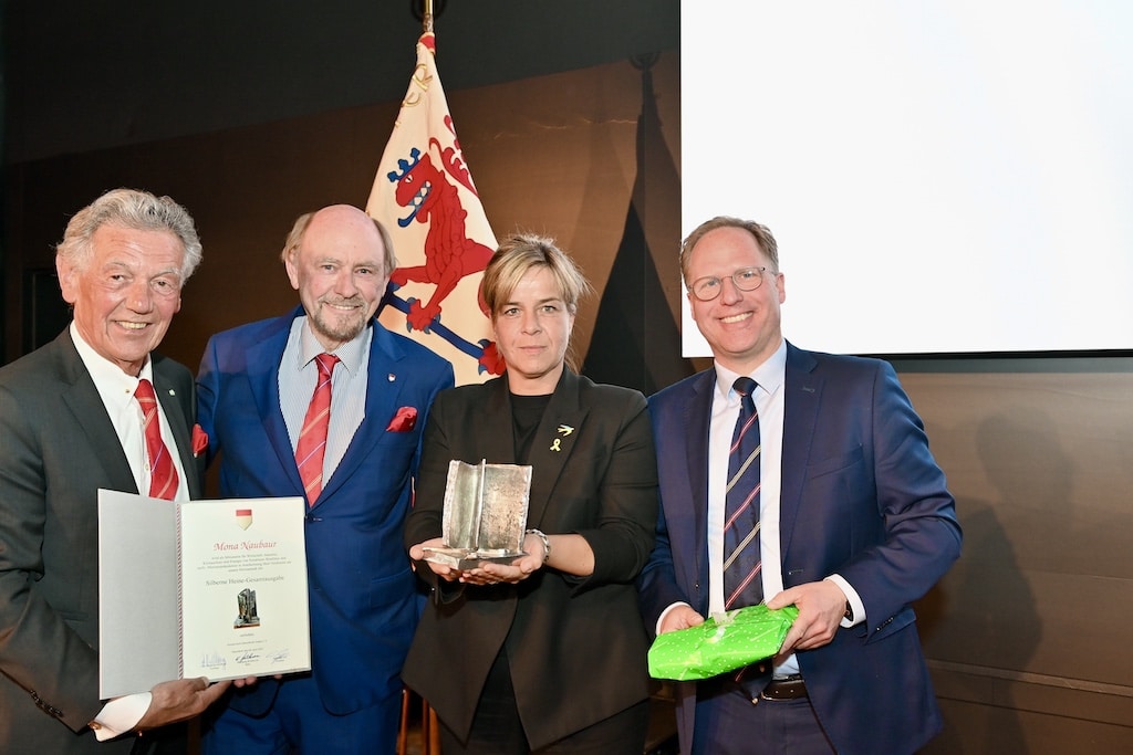 Düsseldorfer Jonges ehren Mona Neubaur mit Silberner Heine-Gesamtausgabe