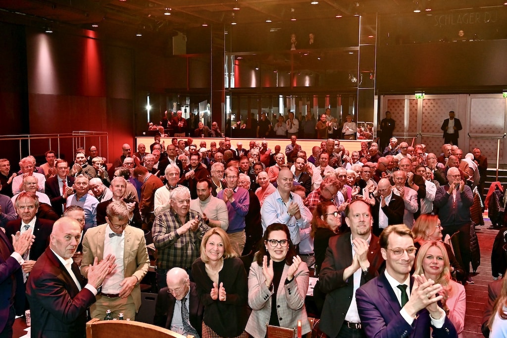 Die Gäste im Henkel-Saal feierten die Preisträgerin mit stehenden Ovationen © Lokalbüro