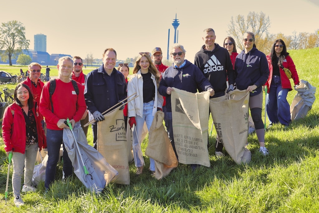 Starkes Team in Oberkassel mit Dominic McVey (Sprecher der Postcode Lotterie) mit seinem Team in den roten Jacken, Dr. Stephan Keller (Oberbürgermeister), Anna Hiltrop (Model und Nachhaltigkeitsexpertin), Joachim Umbach (DWT-Organisator), Oliver Fink (Fortuna-Legende) und Mirjam Schenke (DWT-Organisatorin). © DWT 2025