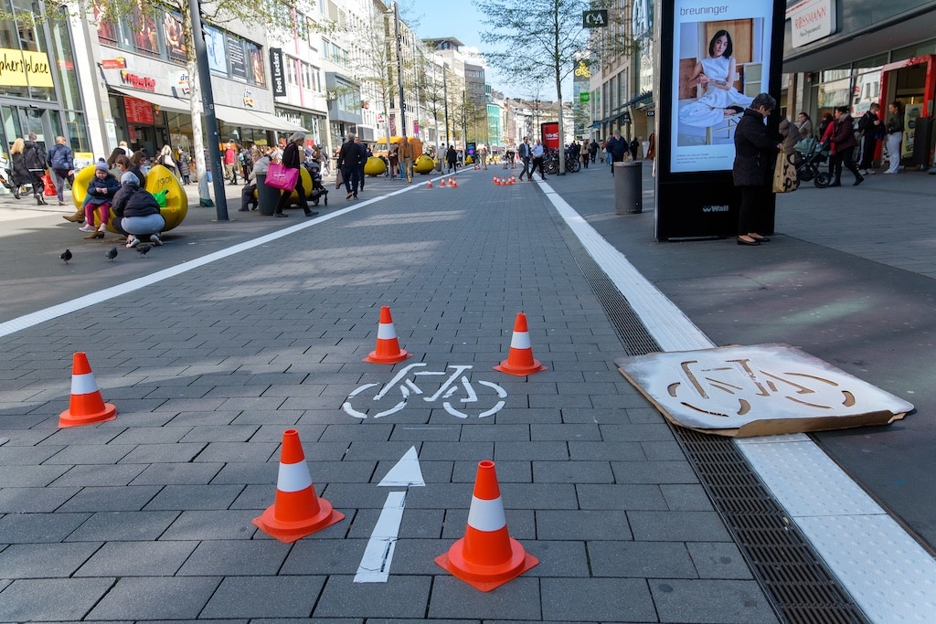 Die Landeshauptstadt Düsseldorf hat am Dienstag, 1. April 2025, mit der Weißeinfärbung der taktilen Leitstreifen entlang der Schadowstraße begonnen. Außerdem werden die Fahrradpiktogramme mit Richtungspfeilen auf der Schadowstraße aufgefrischt. © Landeshauptstadt Düsseldorf/Uwe Schaffmeister
