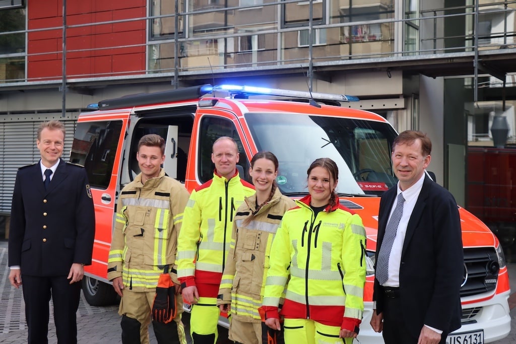 Stadtdirektor und Feuerwehrdezernent Burkhard Hintzsche (r.) und David von der Lieth, Leiter der Düsseldorfer Feuerwehr (l.), vor der Vorstellung des Feuerwehr-Jahresberichts 2024 mit den Nachwuchskräften (v.l.) Fynn Frie, Daniel Franken, Sonngard Daum und Zoe Holzmann.
