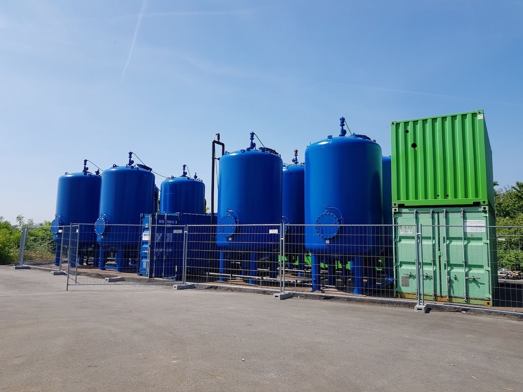PFAS-Grundwassersanierungslage mit Kies- und Aktivkohlefiltern und Steuerungstechnik (blau) sowie Kammerfilterpresse (grün). © Landeshauptstadt Düsseldorf/Umweltamt