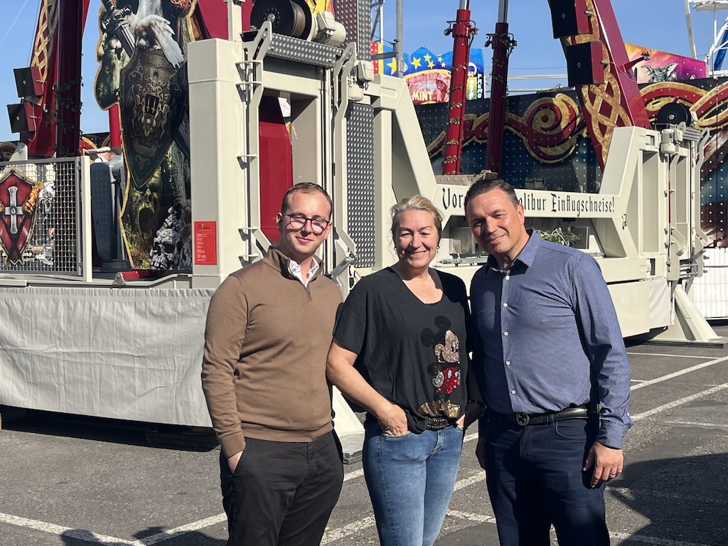 Mit viel Sonnenschein in den Frühling! Der Vorstand der Düsseldorfer Schausteller freut sich auf die Kirmes am Tonhallenufer: (v.l.) Norbert v. d. Gathen, Constance Schmelter und Oliver Wilmering. © LB / Manfred Fammler