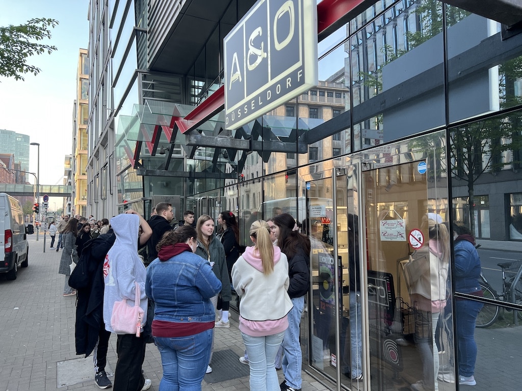 Die Ersten haben um Nachts zwei Uhr angestanden © Lokalbüro