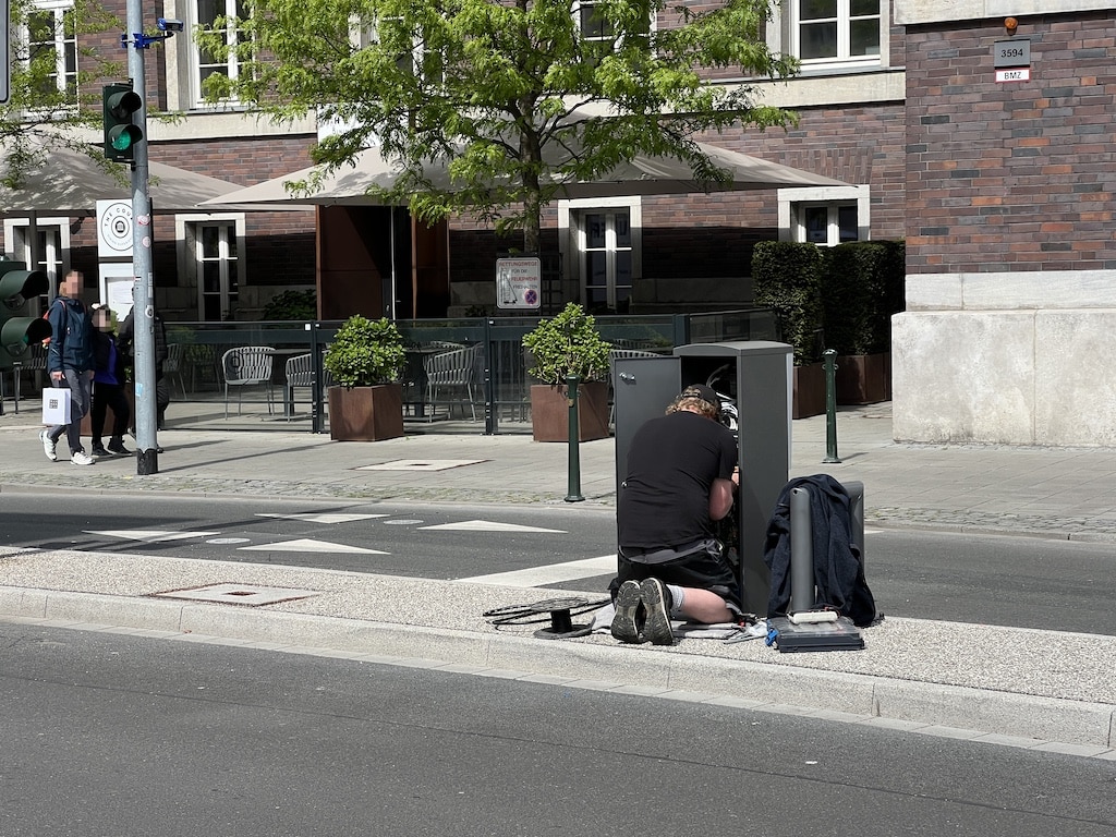 Reparatur der Hubpolleranlage an der Mühlenstraße © Lokalbüro