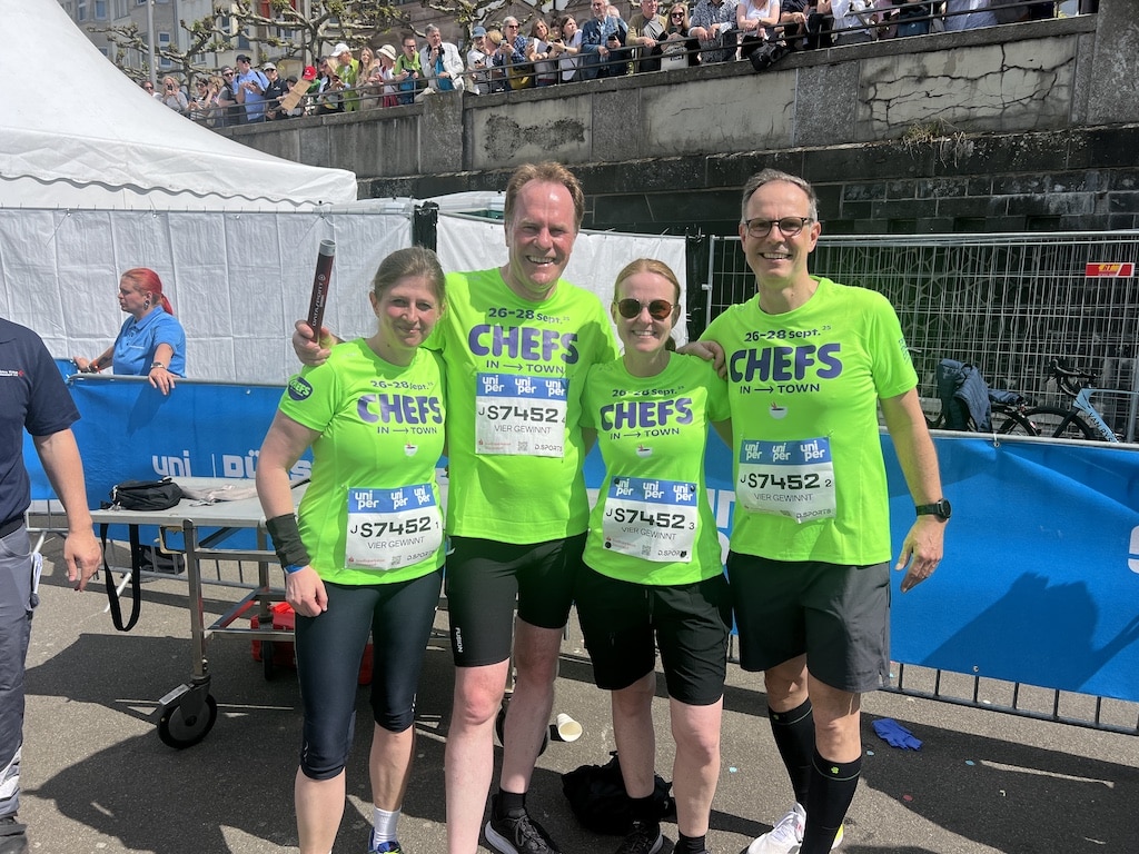 IMG_2726 OB Stephan Keller (CDU, v.l.) bildet eine Staffel mit Gastronomin Kerstin Rapp-Schwan, Nicole
Lange aus der RP-Chefredaktion und Physiotherapeut Tobias Junggebauer. © Lokalbüro