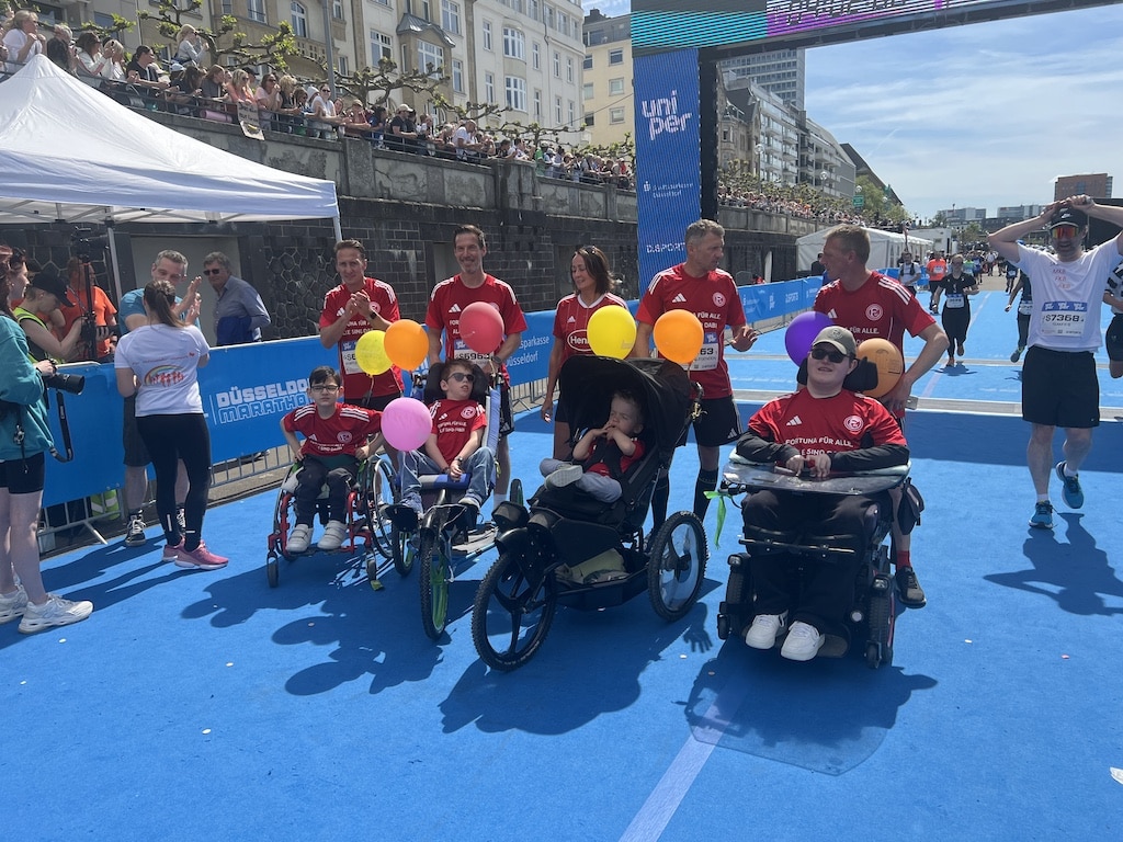 IMG_2739 Andreas Bellinghausen, Ahmet Cebe, Volker Fink und Jens Langeneke begleiteten Kinder im Rollstuhl und warben unter dem Motto „Fortuna für alle – alle sind dabei“ © Lokalbüro