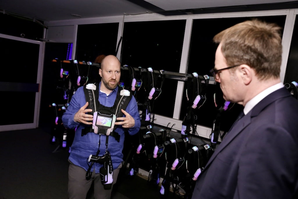 Oberbürgermeister Dr. Stephan Keller besucht LaserZone Düsseldorf GmbH im COSMO Sports