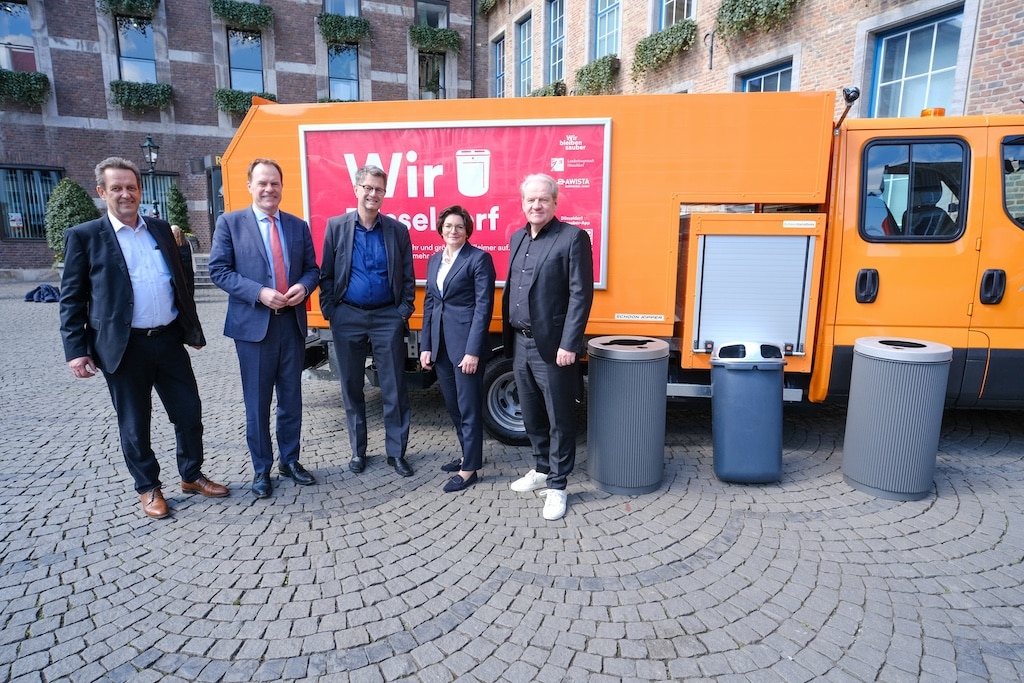 Oberbürgermeister Dr. Stephan Keller (2.v.l.) stellte gemeinsam mit Stefan Ferber (M.), Leiter des Amtes für Umwelt- und Verbraucherschutz, und Dr. Ulrike Diederichs, Geschäftsführerin AWISTA Kommunal GmbH, den neuen Maßnahmenkatalog zur Stadtsauberkeitsoffensive 2025 vor. Daneben waren Peter Ehler, Geschäftsführung Awista Kommunal GmbH, (l.) und Jörg Mühlen (r.), Geschäftsführung Awista Kommunal GmbH, ebenfalls mit dabei. © Landeshauptstadt Düsseldorf/Michael Gstettenbauer