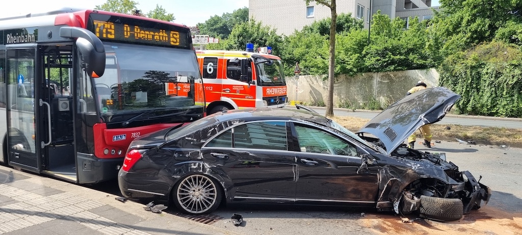 Schwerer Verkehrsunfall am Vormittag auf der Frankfurter Straße in Düsseldorf