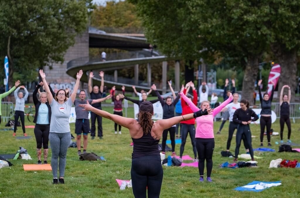 Sportbegeisterung beim Kick-off zur Sommersaison von Sport im Park