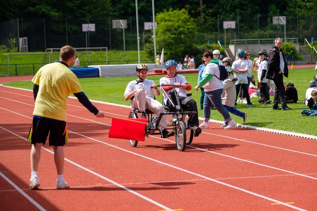 Unterstützt wurde der Special Petit Depart auch von der Stiftung Tandem Burkhard Zülow, die in Zusammenarbeit mit dem Sportbund des Rhein-Kreis-Neuss Dreiräder für zwei Personen als Spezialfahrzeuge bereitstellte. © Landeshauptstadt Düsseldorf / Uwe Schaffmeister