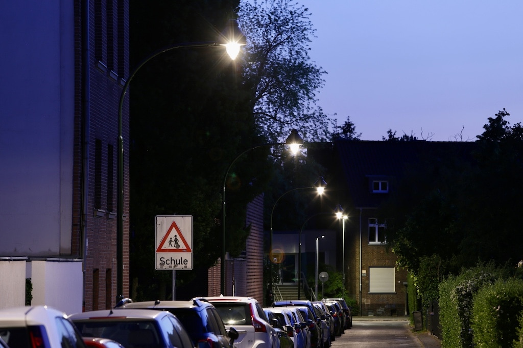 Umgerüstete Ansatzleuchten auf der Diesterwegstraße © Landeshauptstadt Düsseldorf/Ingo Lammert