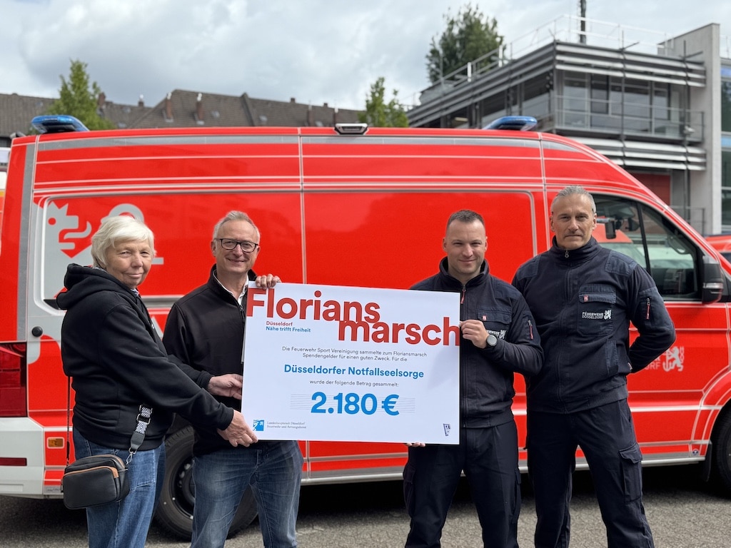 Bei der Übergabe des symbolischen Spendenschecks am Donnerstag, 22. Mai 2025 (v.l.): Sonja Lohkemper und Olaf Schaper von der Noftallseelsorger und Nils Hering und Kai Bergehausen, ORGA-Team der FSV © Feuerwehr Düsseldorf