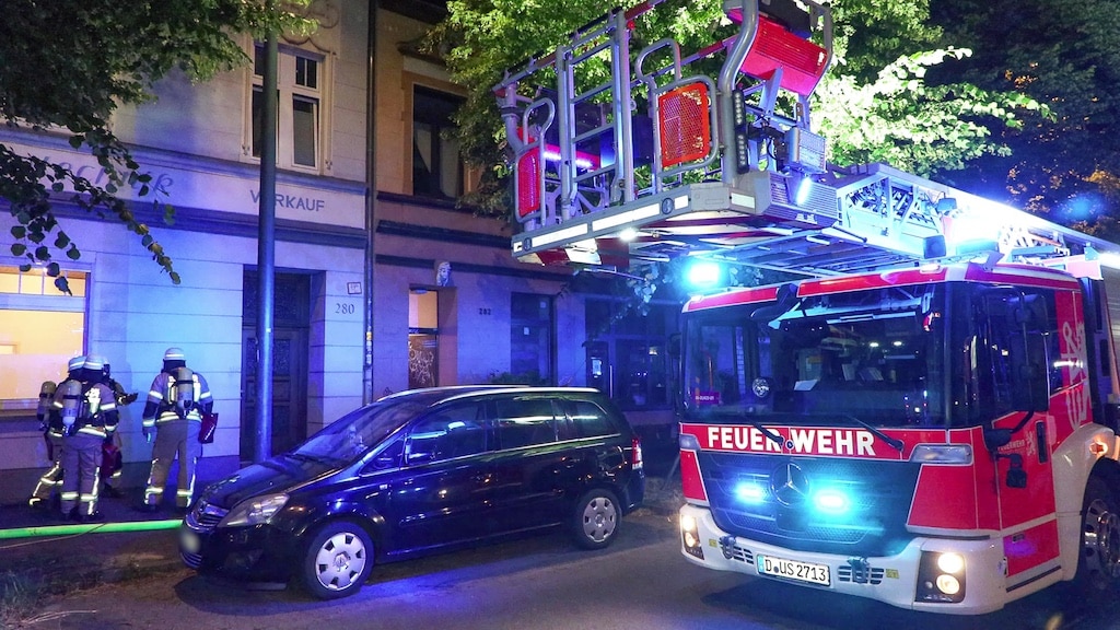 Am späten Abend wurde die Feuerwehr Düsseldorf zu einer Feuermeldung auf die Erkrather Straße alarmiert