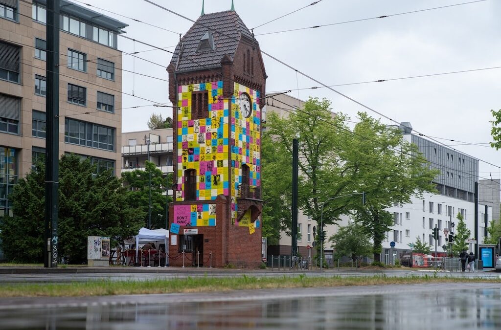 „Don’t Panic“ – Meral Alma lässt den Düsseldorfer Uhrenturm sprechen