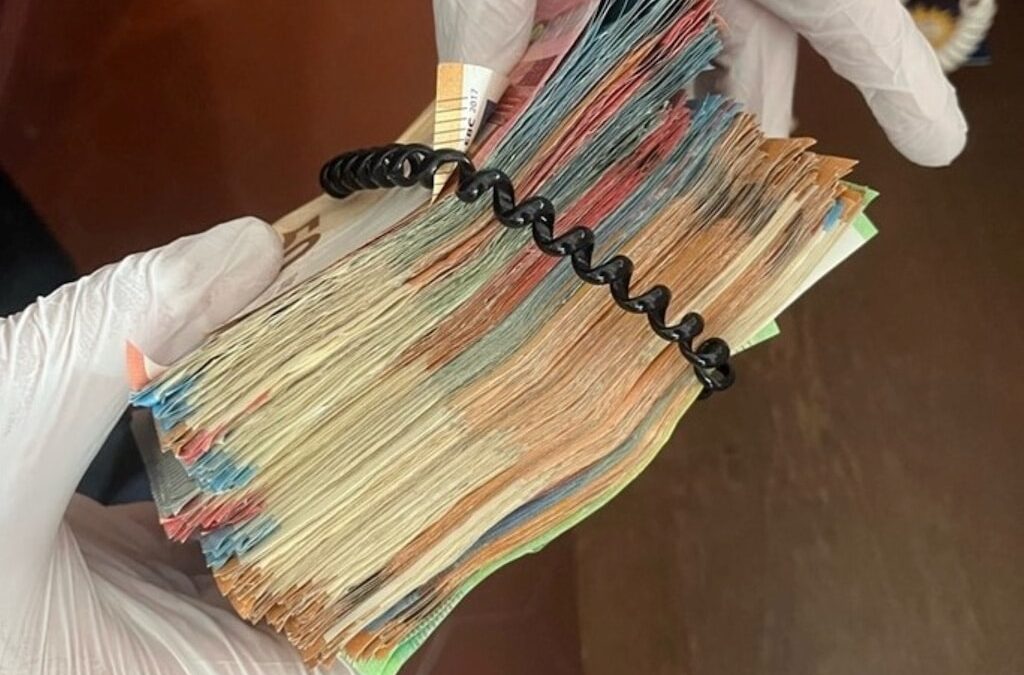 Drogengeschäfte im Hotelzimmer? Polizei nimmt Tatverdächtigen in Pempelfort fest – Drogen, Bargeld und Pistole sichergestellt