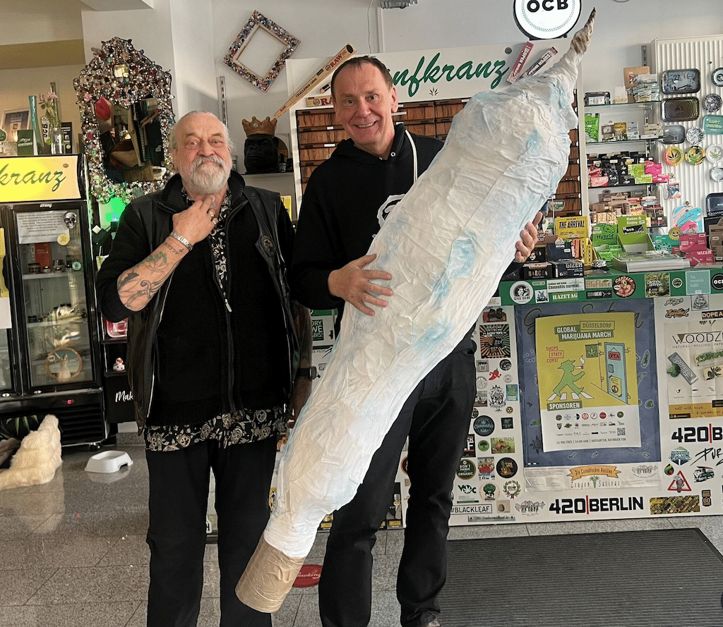 Satirekünstler Jacques Tilly (r.) hat für die Cannabis-Demo am Samstag einen übergroßen Joint gebastelt. Ulrich Kranz (l.), Inhaber von "Hanfkranz" an der Helmutstraße, gehört zu den Organisatoren der Demo. © Jacques Tilly