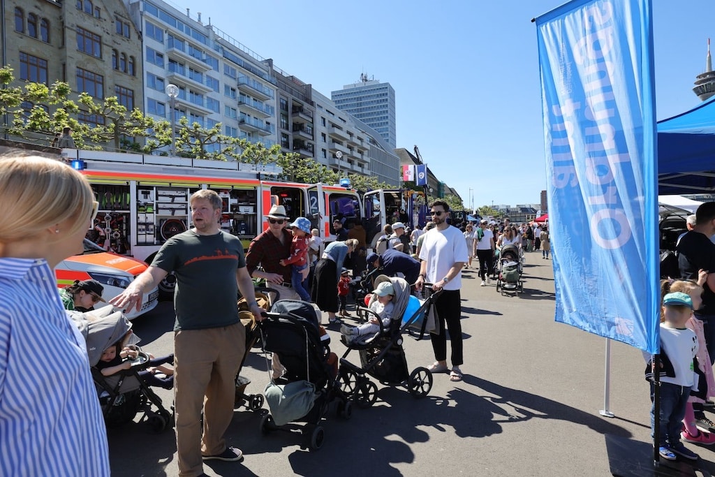 Blaulichtmeile am Rheinufer