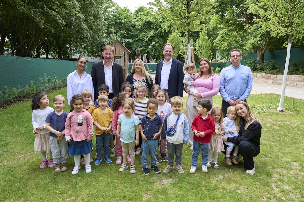 Bei der Einweihung der Kita Ulenbergstraße (v.l.): Stadtdirektor Burkhard Hintzsche, Oberbürgermeister Dr. Stephan Keller und der stellvertretende Einrichtungsleiter Ingo Brücken mit Erzierinnen und Kindern. © Stadt Düsseldorf/Claus Langer