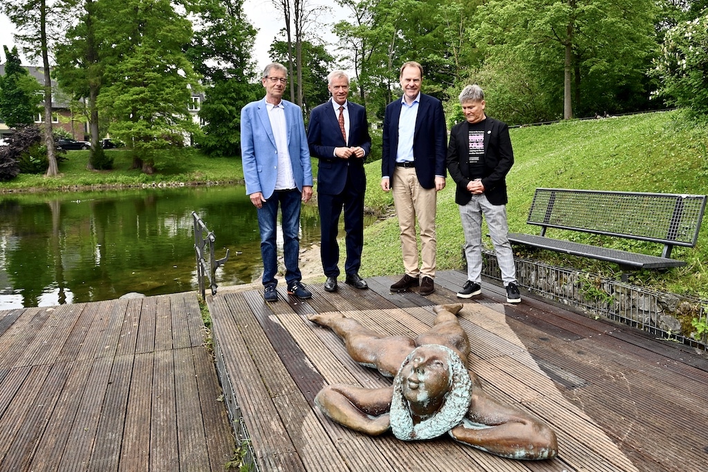 Thomas Kratz - Sohn des Künstlers -,  Ingolf Rayermann  -1. stv. Bezirksbürgermeister -  Oberbürgermeister Dr. Stephan Keller und Stephano Schönlau -stv.  Vorsitzende Bürgerverein Grafenberg © Lokalbüro