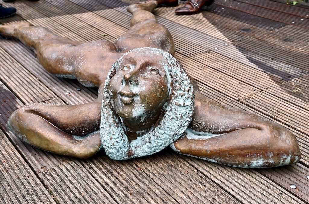 “Sonnenbadende” im Ostpark enthüllt – Hommage an Max Kratz zum 100. Geburtstag