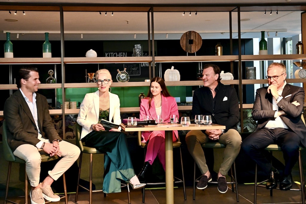 Mark Aengevelt (Geschäftsführer, AENGEVELT Immobilien), Jeannine Halene (CEO, Agentur Rheinschurken GmbH), Johanna Heise (Geschäftsführerin, HeiseGroup), Frank Theobald (Sprecher der Geschäftsführung Klüh Service Management GmbH) und Oscar Bruch (Unternehmer, Oscar Bruch jr.) © Lokalbüro