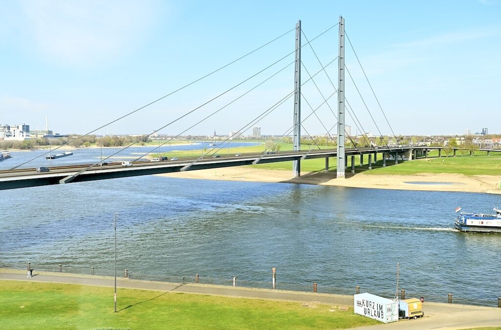 Rheinkniebrücke: Bauarbeiten wegen Lichtmast-Erneuerung