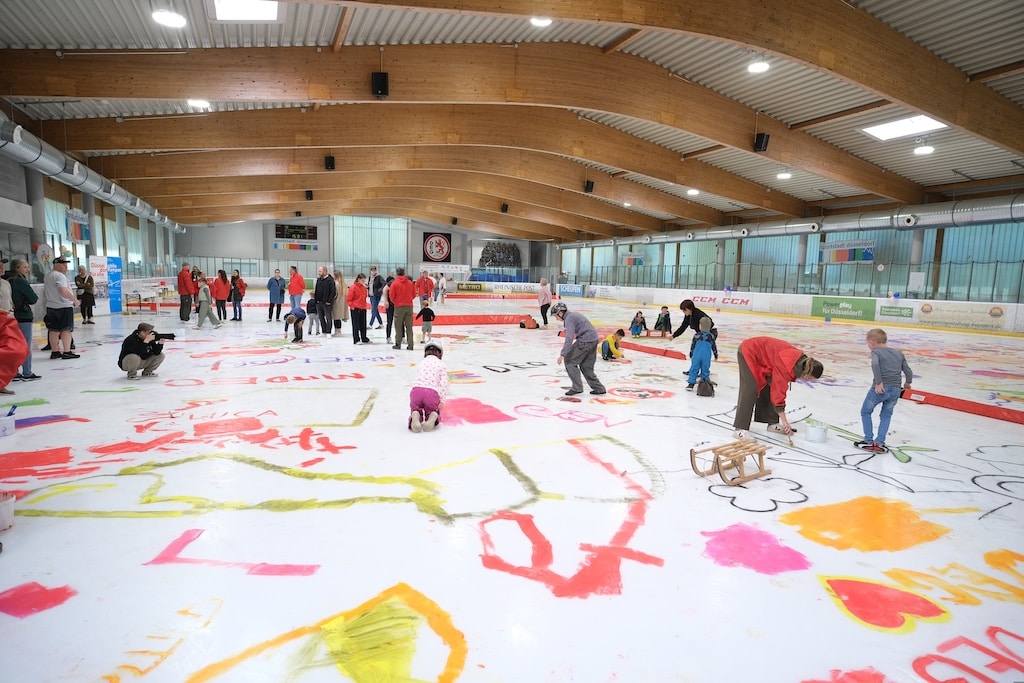Das Eisstadion an der Brehmstraße wurde zum Ende der Eislaufsaison zu einer großen Malfläche © Michael Gstettenbauer/Stadt Düsseldorf