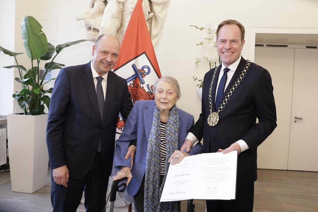 Großer Ehrenring der Landeshauptstadt Düsseldorf an Dr. Esther Betz für ihr Lebenswerk: Florian Merz-Betz, Dr. Esther Betz und Oberbürgermeister Dr. Stephan Keller (v. l.). © Landeshauptstadt Düsseldorf/Ingo Lammert