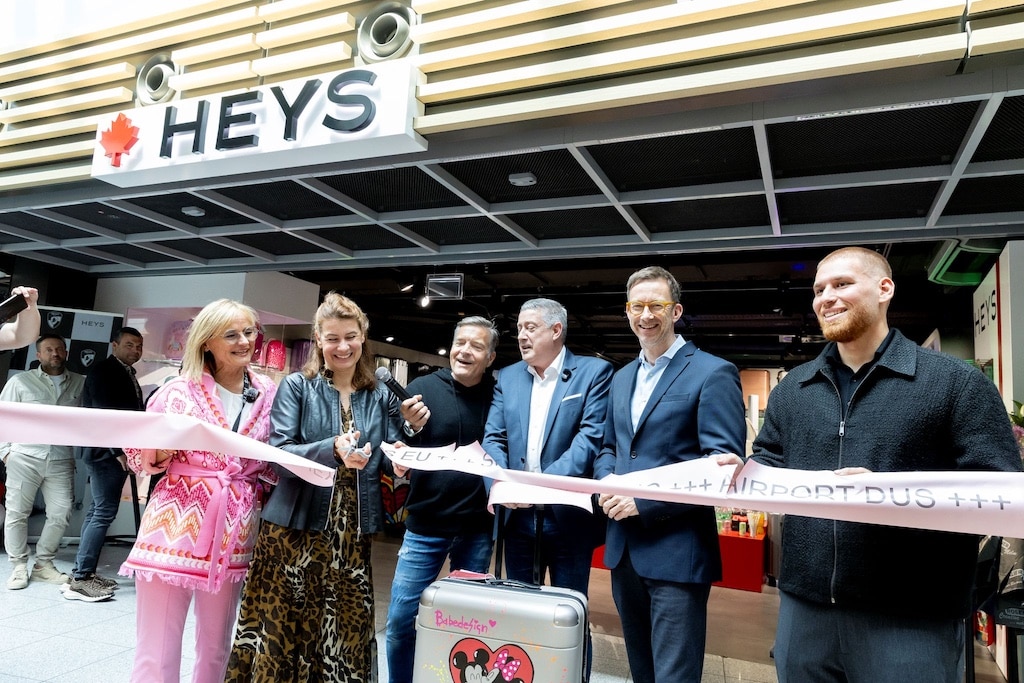 Let’s Dance-Star Joachim Llambi (4. von links) eröffnete mit Brigitte Varvatsos, Anja Dauser, Moderator Patrick Linke, Lars Redeligx und Store Manager Dogan Karaca einen Heys-Store im Terminal des Düsseldorfer Flughafens. © Flughafen Düsseldorf, Andreas Wiese
