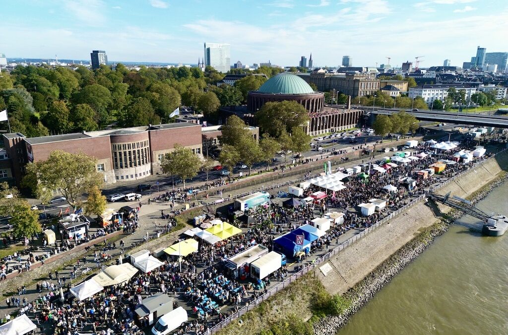 Sonnige Ibiza-Vibes beim Fischmarkt am Rhein – Genuss, Musik und Sommerfeeling pur