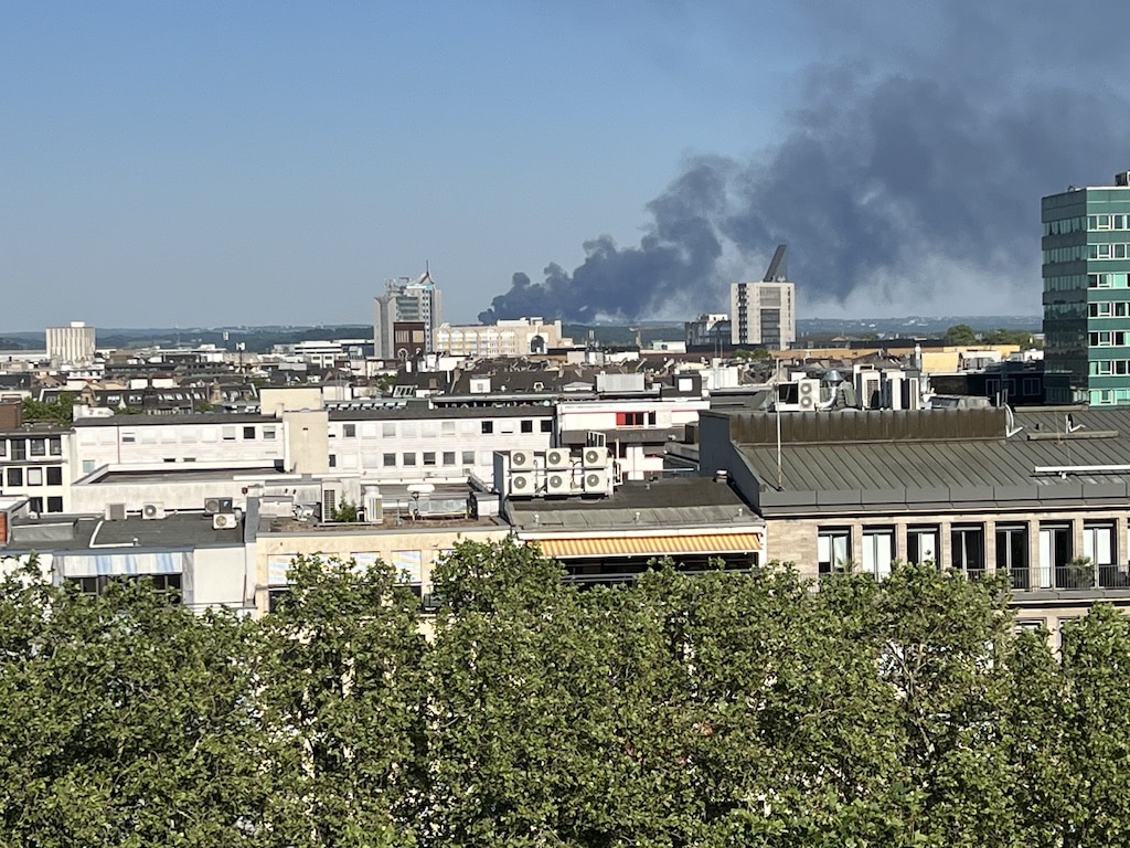 Der Rauch des Feuers an den beiden Schulen in Erkrath war auch in Düsseldorf sichtbar. © Lokalbüro