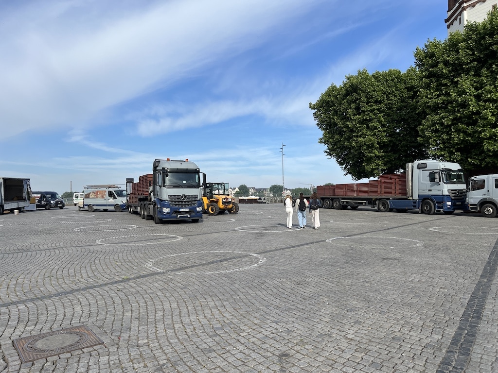 Aufbau derBühnen auf dem Buurgplatz. Für den Radverkehr bereits gesperr. © Lokalbüro