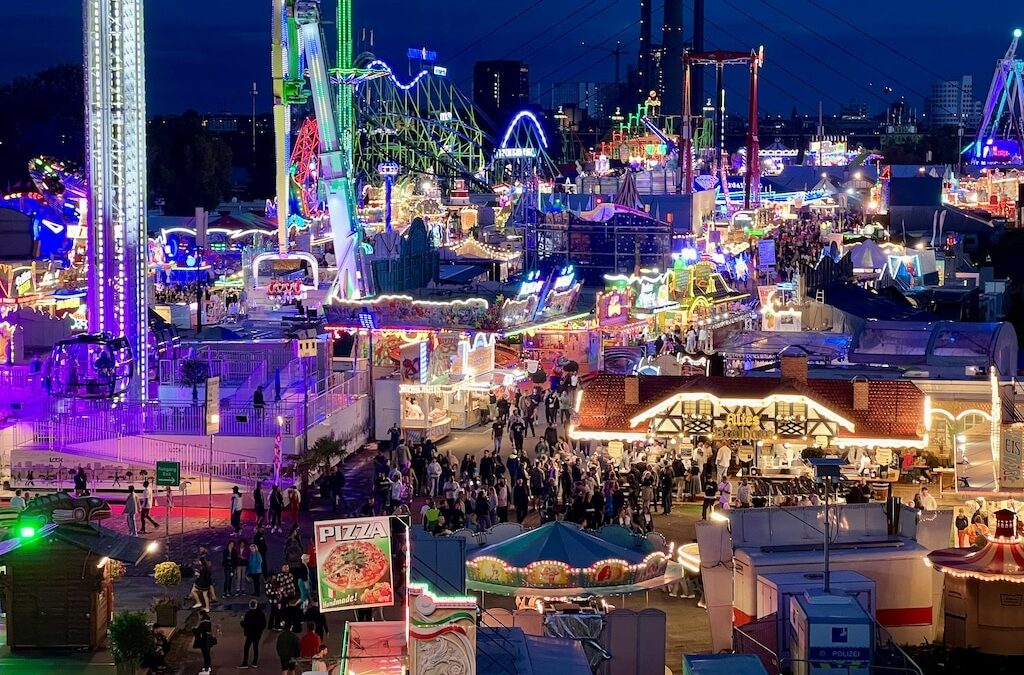 Neue Attraktionen auf der Rheinkirmes: Fährverbindung, Drohnenshows und Konzerte