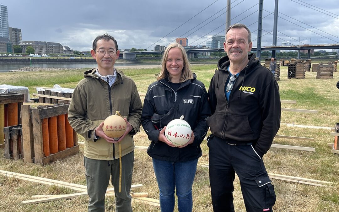 Japanisches Feuerwerk: Wenn Blätter vom Baum zu Boden schweben