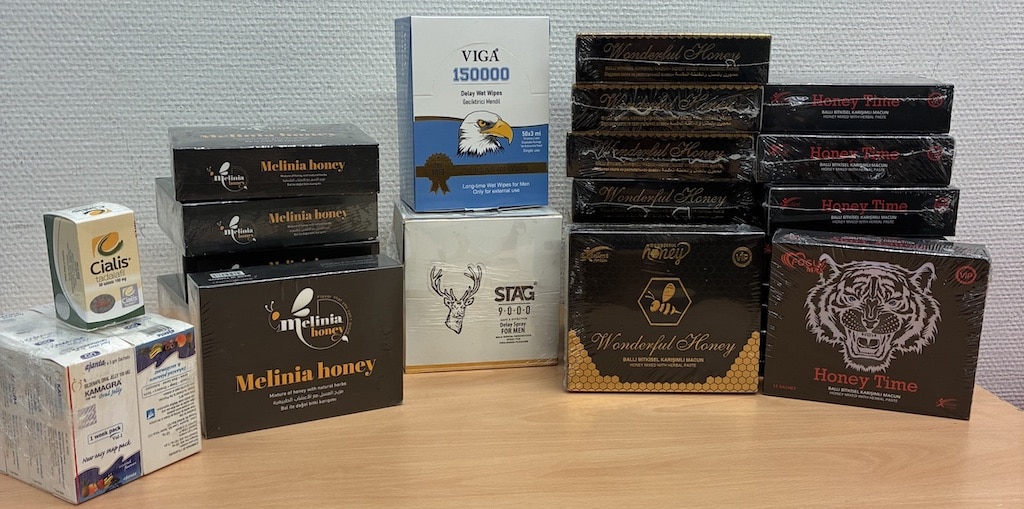 Zoll am Flughafen Düsseldorf entdeckt große Menge an Potenzmitteln bei Reisendem