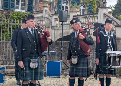 The Rhine Area Pipes & Drums spielten vor der Kulisse von Schloss Linnep © Gabriele Schreckenberg