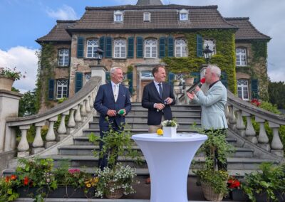 Lockere Talkrunde zwischen Bürgermeistern (vl):Der Ratinger Bürgermeister Klaus Konrad Pesch mit Dr. Stefan Keller, Oberbürgermeister von Düsseldorf mit Moderator Christian Pannes © Gabriele Schreckenberg