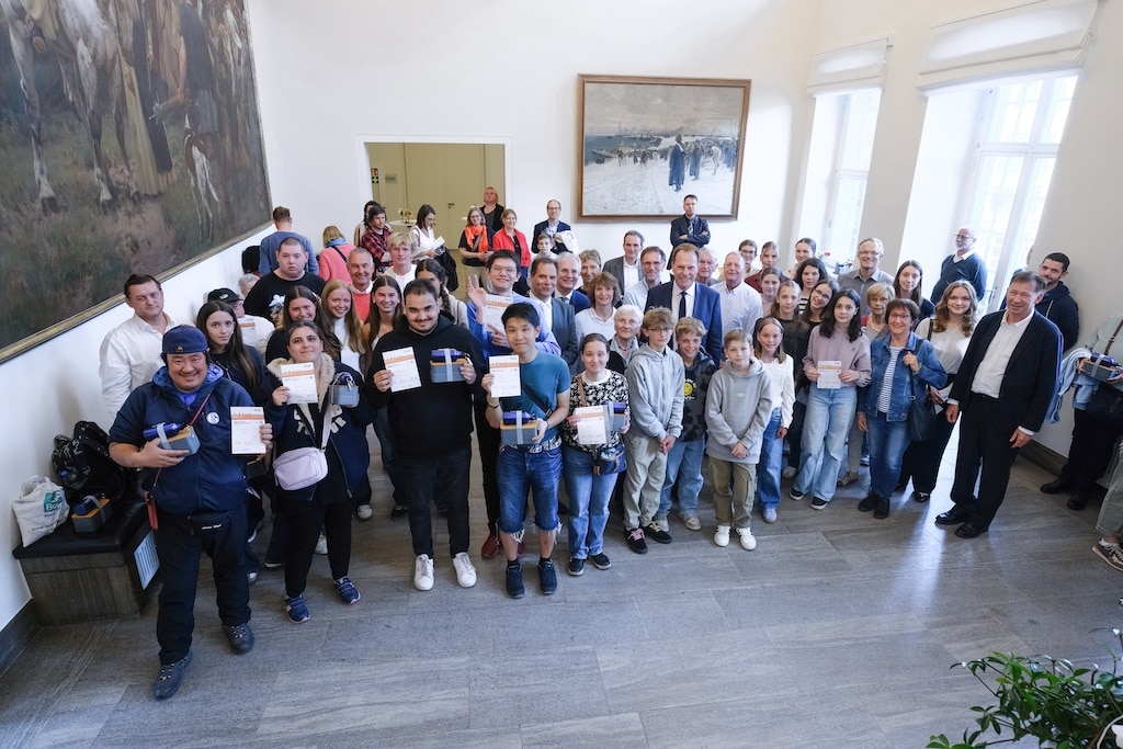 Oberbürgermeister Dr. Stephan Keller hat gemeinsam mit dem Vorstandsvorsitzenden des Stadtsportbundes, Rainer Klaeren, im Jan-Wellem-Saal des Rathauses Düsseldorfer Breitensportlerinnen und -sportler, darunter auch Menschen mit Behinderung, mit dem Sportabzeichen ausgezeichnet. © Michael Gstettenbauer / Stadt Düsseldorf