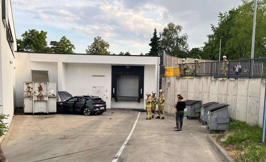 Nur durch den Aufprall auf einen Müllcontainer kam das Fahrzeug zum Stillstand. Zum Glück hielten sich in dem Bereich keine Personen auf. © Polizei Düsseldorf